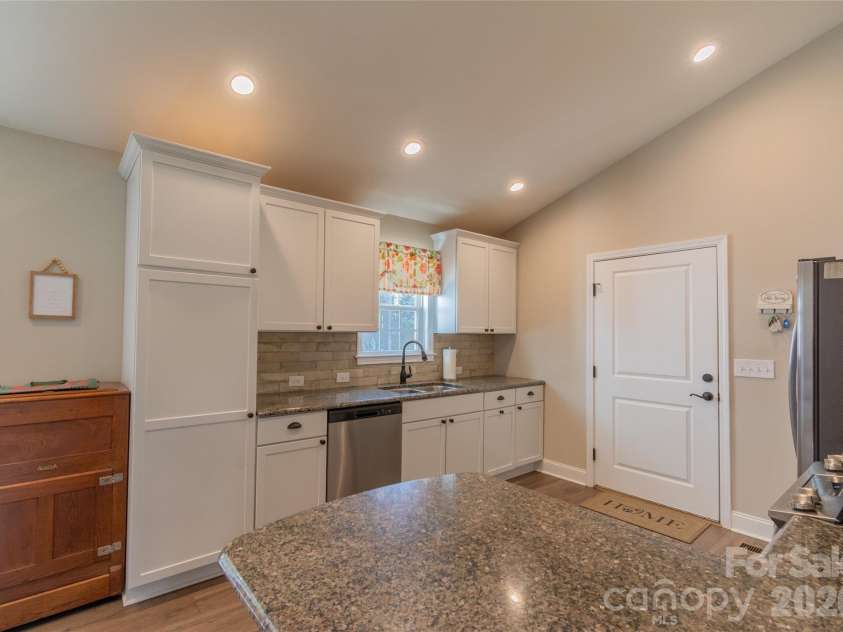 6729 Rollingwood Drive, Clemmons, NC 27012.  MLS# CAR4356578, YatesRealty ID 10830. 
