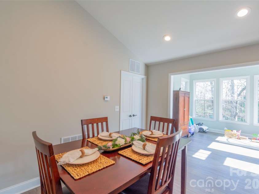 6729 Rollingwood Drive, Clemmons, NC 27012.  MLS# CAR4356578, YatesRealty ID 10830. 
