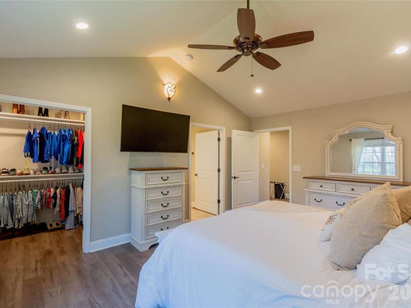 6729 Rollingwood Drive, Clemmons, NC 27012.  MLS# CAR4356578, YatesRealty ID 10830. 
