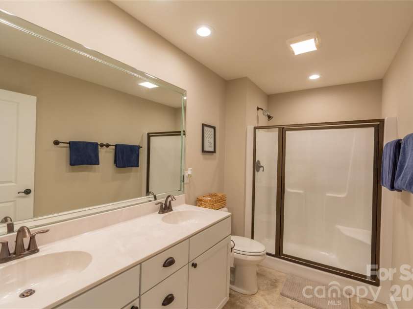 6729 Rollingwood Drive, Clemmons, NC 27012.  MLS# CAR4356578, YatesRealty ID 10830. 
