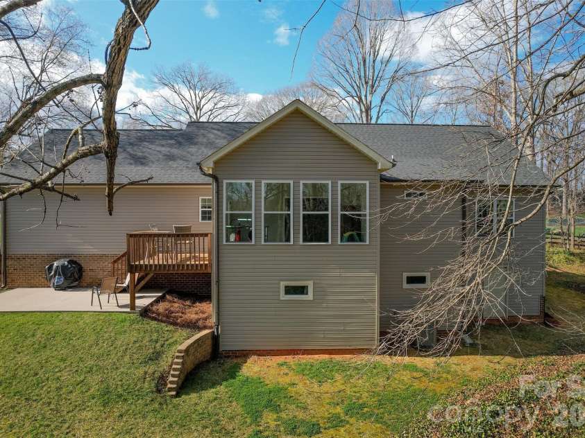 6729 Rollingwood Drive, Clemmons, NC 27012.  MLS# CAR4356578, YatesRealty ID 10830. 