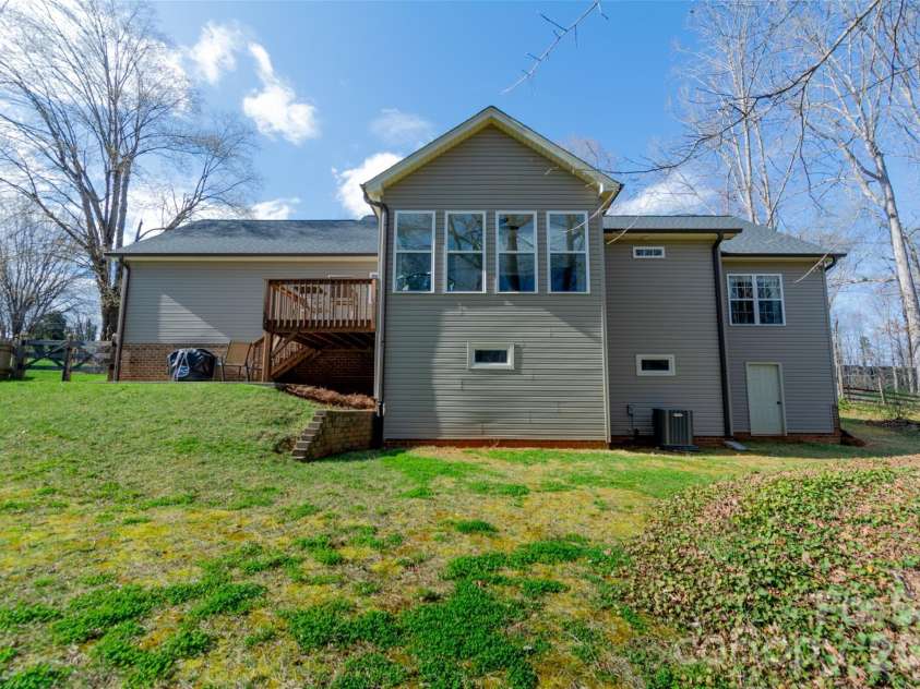 6729 Rollingwood Drive, Clemmons, NC 27012.  MLS# CAR4356578, YatesRealty ID 10830. 