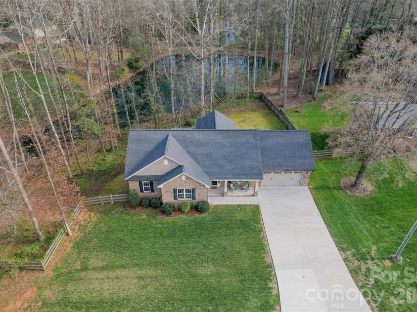 6729 Rollingwood Drive, Clemmons, NC 27012.  MLS# CAR4356578, YatesRealty ID 10830. 