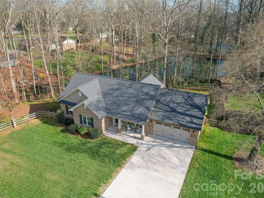 6729 Rollingwood Drive, Clemmons, NC 27012.  MLS# CAR4356578, YatesRealty ID 10830. 