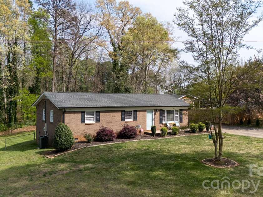 2640 Meadow Lark Lane, Gastonia, NC 28056.  MLS# CAR4364161, YatesRealty ID 10832. All Brick