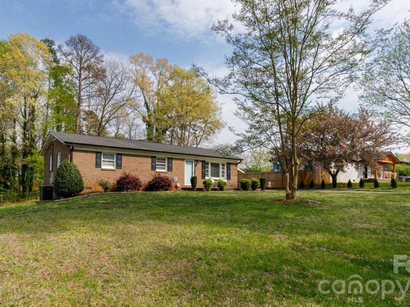 2640 Meadow Lark Lane, Gastonia, NC 28056.  MLS# CAR4364161, YatesRealty ID 10832. Front and back yard to roam
