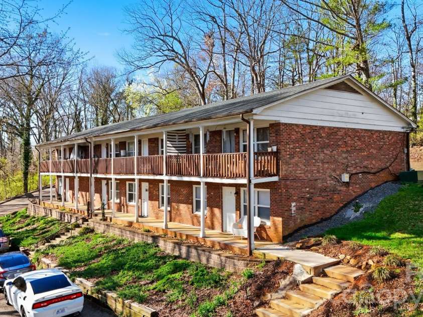 1075 7th Avenue, Hickory, NC 28601.  MLS# CAR4349196, YatesRealty ID 10833. 
