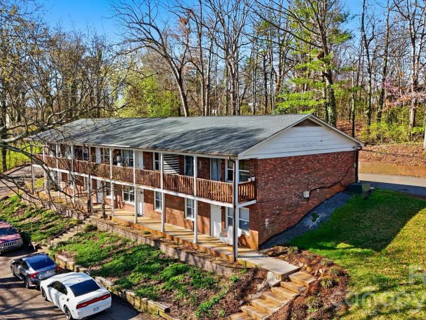 1075 7th Avenue, Hickory, NC 28601.  MLS# CAR4349196, YatesRealty ID 10833. 