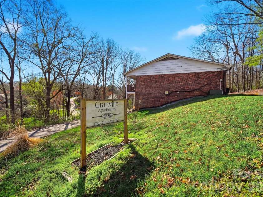 1075 7th Avenue, Hickory, NC 28601.  MLS# CAR4349196, YatesRealty ID 10833. 