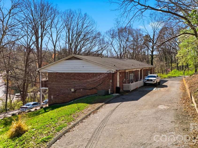 1075 7th Avenue, Hickory, NC 28601.  MLS# CAR4349196, YatesRealty ID 10833. 