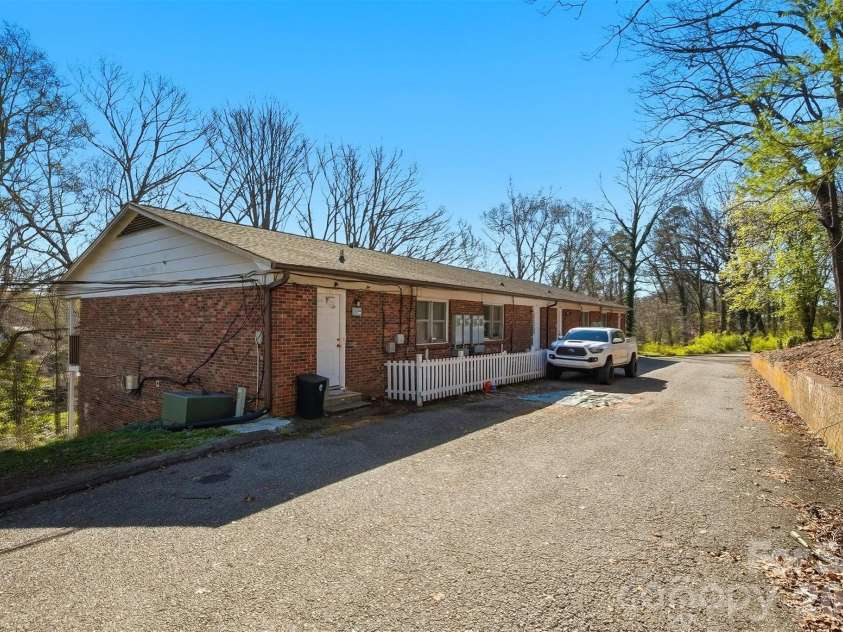 1075 7th Avenue, Hickory, NC 28601.  MLS# CAR4349196, YatesRealty ID 10833. 
