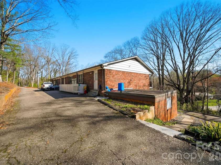 1075 7th Avenue, Hickory, NC 28601.  MLS# CAR4349196, YatesRealty ID 10833. 