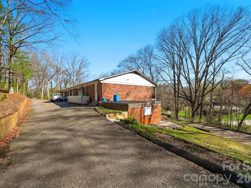1075 7th Avenue, Hickory, NC 28601.  MLS# CAR4349196, YatesRealty ID 10833. 