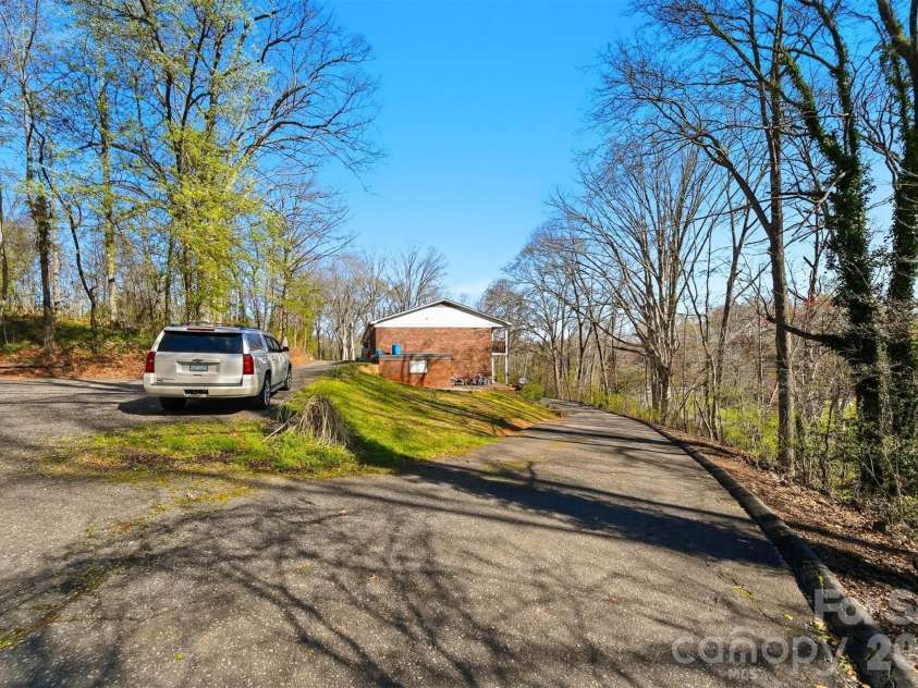 1075 7th Avenue, Hickory, NC 28601.  MLS# CAR4349196, YatesRealty ID 10833. 
