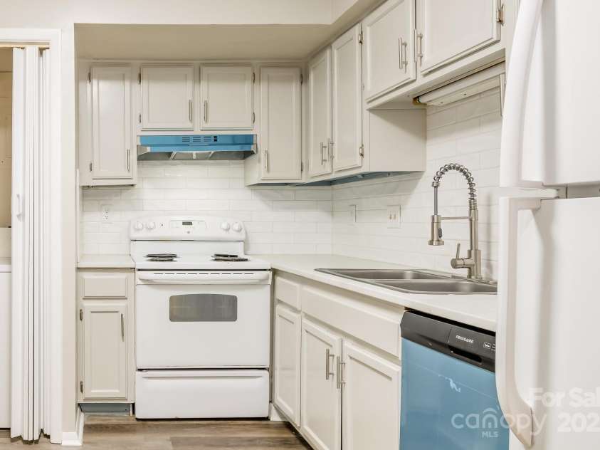 7129 Stonington Lane, Charlotte, NC 28227.  MLS# CAR4254773, YatesRealty ID 10834. 