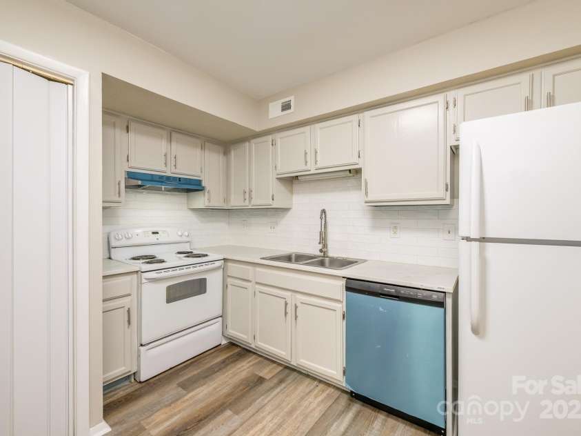7129 Stonington Lane, Charlotte, NC 28227.  MLS# CAR4254773, YatesRealty ID 10834. 