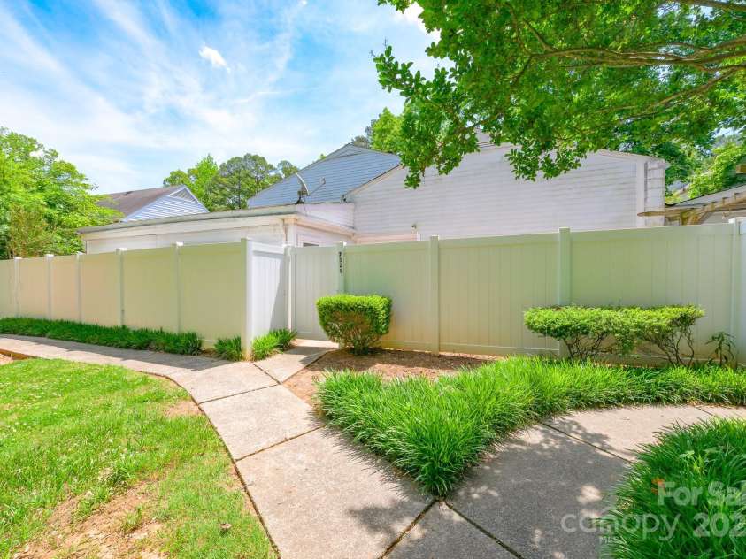 7129 Stonington Lane, Charlotte, NC 28227.  MLS# CAR4254773, YatesRealty ID 10834. 