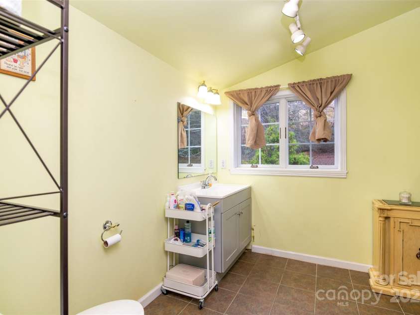 1137 Saunders Road, Franklin, NC 28734.  MLS# CAR4327075, YatesRealty ID 1084. 