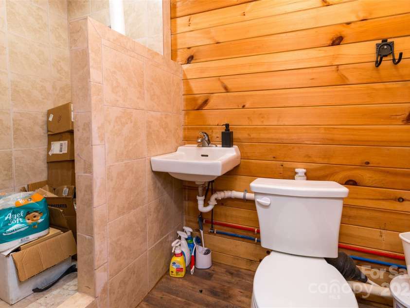 1137 Saunders Road, Franklin, NC 28734.  MLS# CAR4327075, YatesRealty ID 1084. 