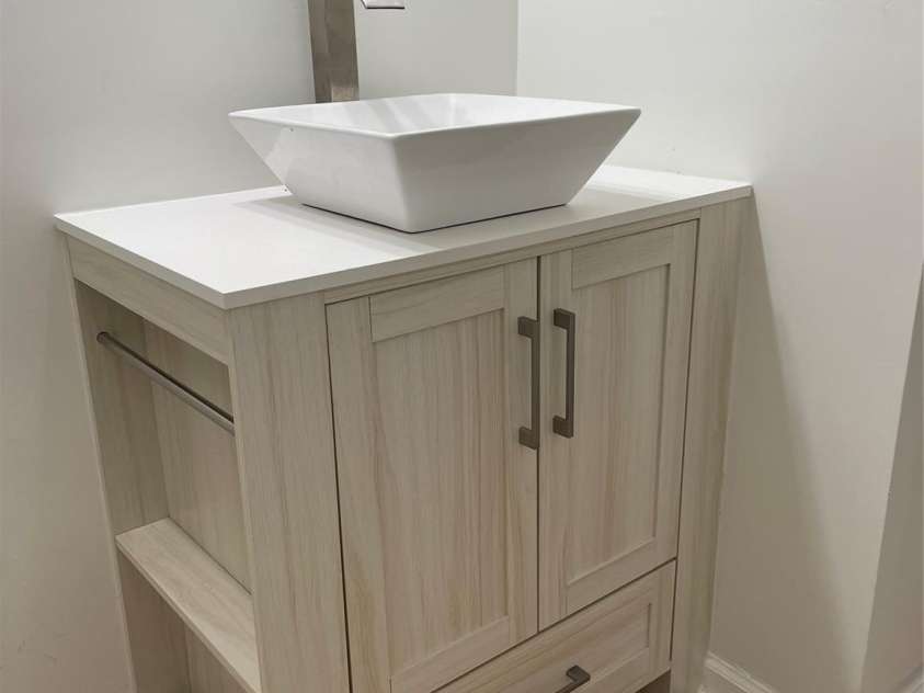 7201 Winery Lane, Charlotte, NC 28227.  MLS# CAR4174403, YatesRealty ID 1084. New Vanity