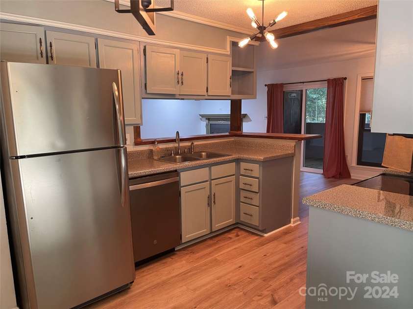 7201 Winery Lane, Charlotte, NC 28227.  MLS# CAR4174403, YatesRealty ID 1084. Stainless Steel Appliances