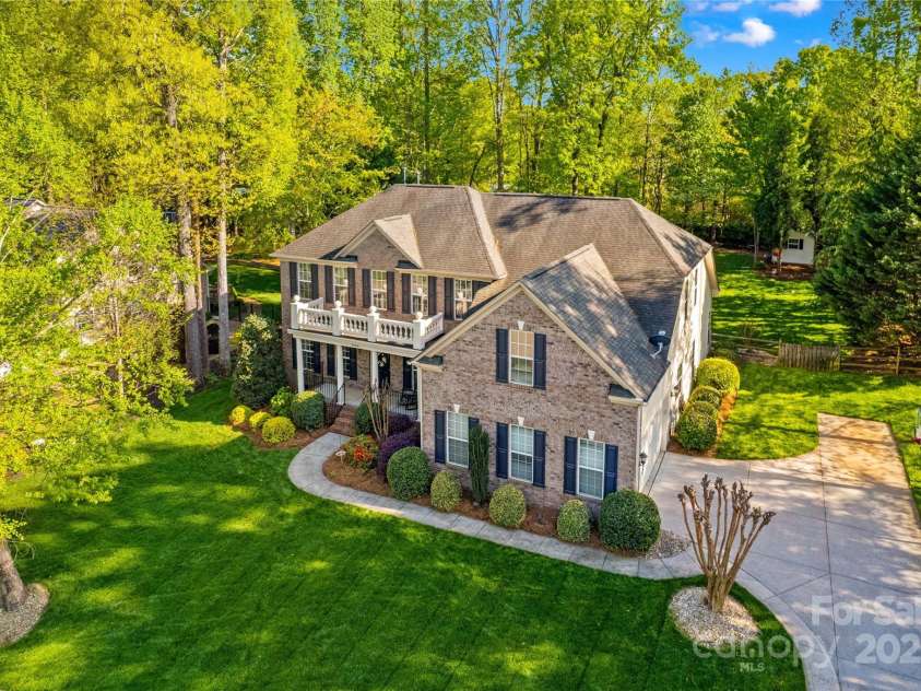 7896 Harbor Master Court, Denver, NC 28037.  MLS# CAR4251576, YatesRealty ID 10840. 2 car side load garage - basketball hoop - extended driveway