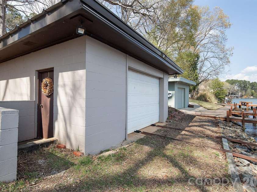 689 Emerald Shores Road, Mount Gilead, NC 27306.  MLS# CAR4361296, YatesRealty ID 10843. 