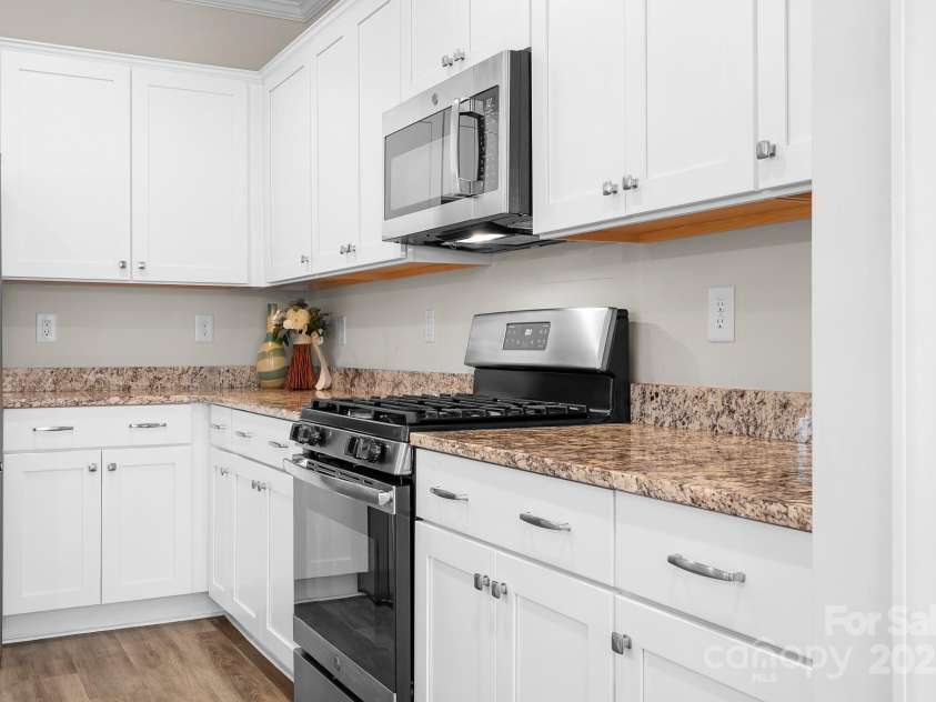 6296 Raven Rock Drive, Denver, NC 28037.  MLS# CAR4195709, YatesRealty ID 10844. Kitchen Gas Stove