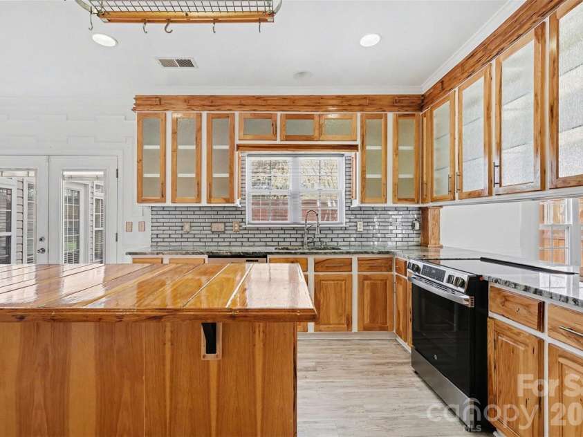 2529 Waters Vista Circle, Charlotte, NC 28213.  MLS# CAR4359725, YatesRealty ID 10845. 