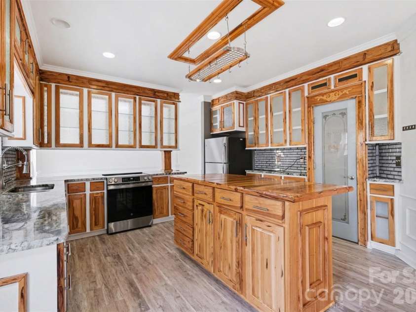 2529 Waters Vista Circle, Charlotte, NC 28213.  MLS# CAR4359725, YatesRealty ID 10845. 