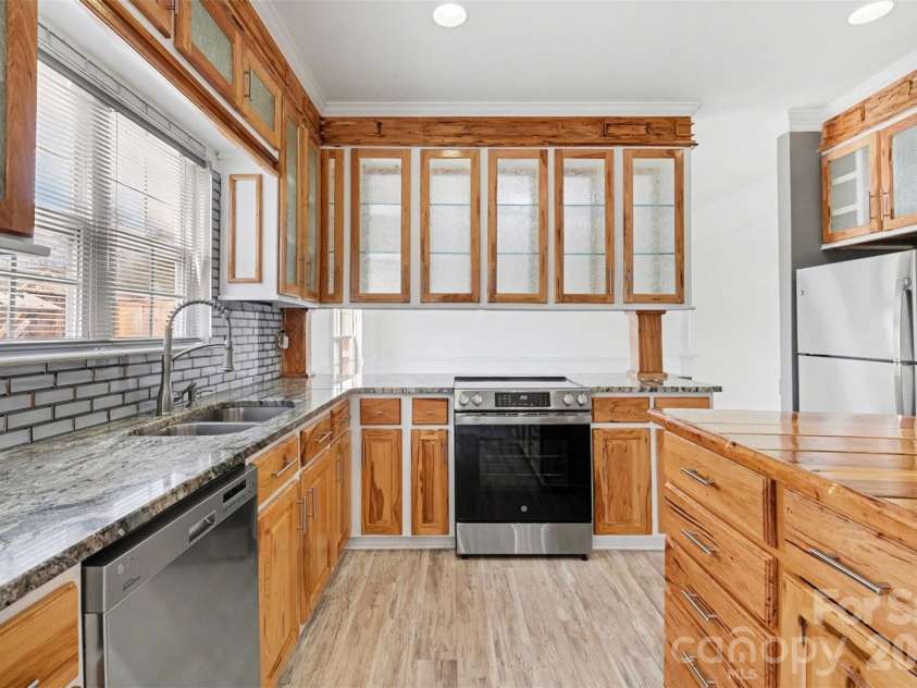 2529 Waters Vista Circle, Charlotte, NC 28213.  MLS# CAR4359725, YatesRealty ID 10845. 