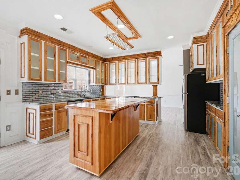 2529 Waters Vista Circle, Charlotte, NC 28213.  MLS# CAR4359725, YatesRealty ID 10845. 