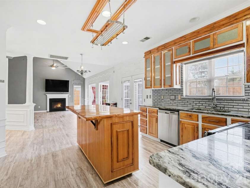 2529 Waters Vista Circle, Charlotte, NC 28213.  MLS# CAR4359725, YatesRealty ID 10845. 