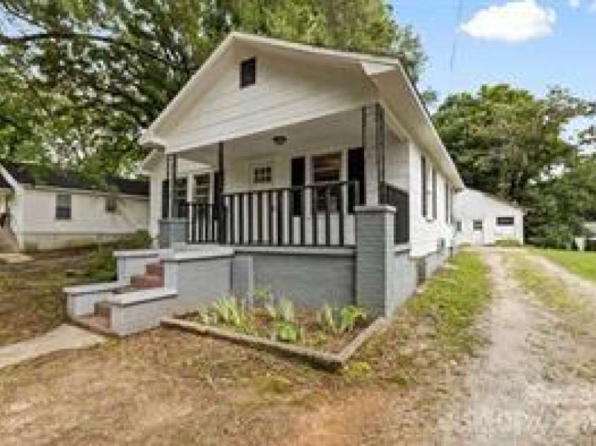 323 20th Street, Kannapolis, NC 28083.  MLS# CAR4287676, YatesRealty ID 10846. 