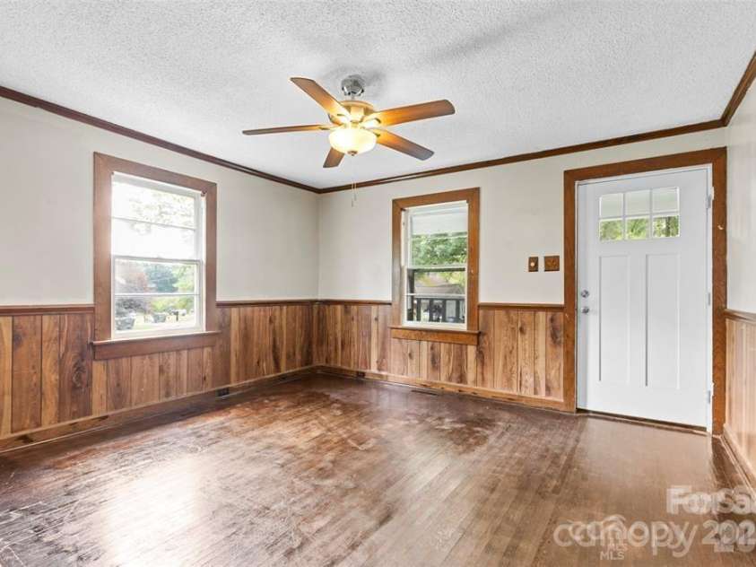 323 20th Street, Kannapolis, NC 28083.  MLS# CAR4287676, YatesRealty ID 10846. 