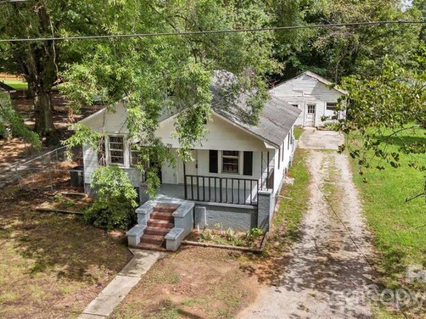 323 20th Street, Kannapolis, NC 28083.  MLS# CAR4287676, YatesRealty ID 10846. 