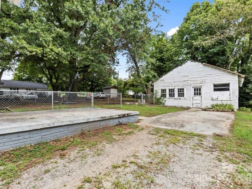 323 20th Street, Kannapolis, NC 28083.  MLS# CAR4287676, YatesRealty ID 10846. Extra building for storage, or potential for renovation