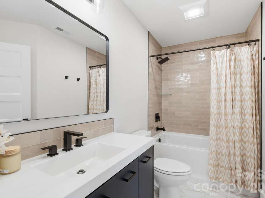 207 Ferrell Lane, Black Mountain, NC 28711.  MLS# CAR4344334, YatesRealty ID 10847. 2nd Full Bath