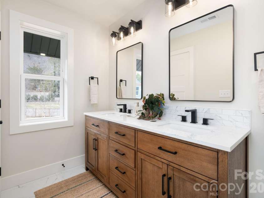 207 Ferrell Lane, Black Mountain, NC 28711.  MLS# CAR4344334, YatesRealty ID 10847. Double Vanity