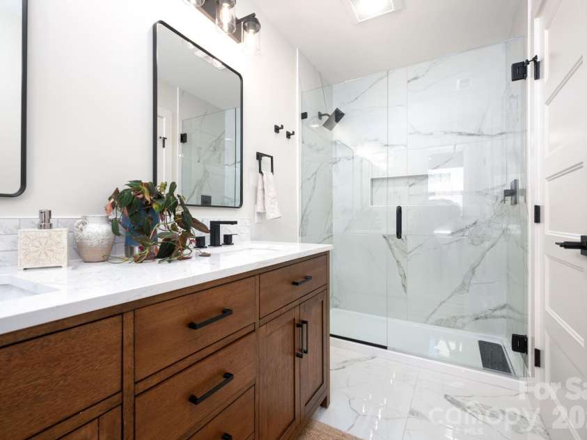 207 Ferrell Lane, Black Mountain, NC 28711.  MLS# CAR4344334, YatesRealty ID 10847. Primary Ensuite Bathroom