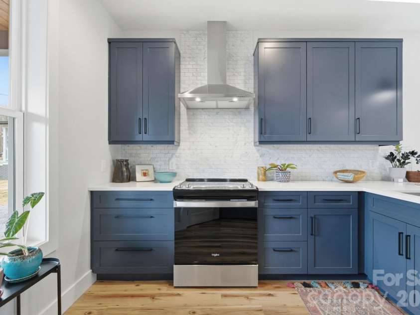 207 Ferrell Lane, Black Mountain, NC 28711.  MLS# CAR4344334, YatesRealty ID 10847. Stainless Appliances