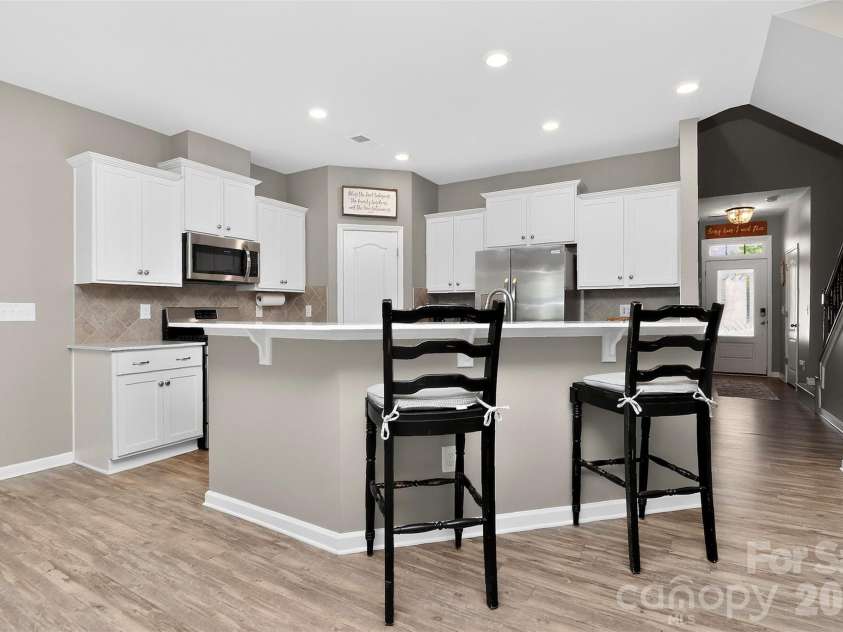 276 Ascot Run Way, Fort Mill, SC 29715.  MLS# CAR4366919, YatesRealty ID 10848. Breakfast Bar