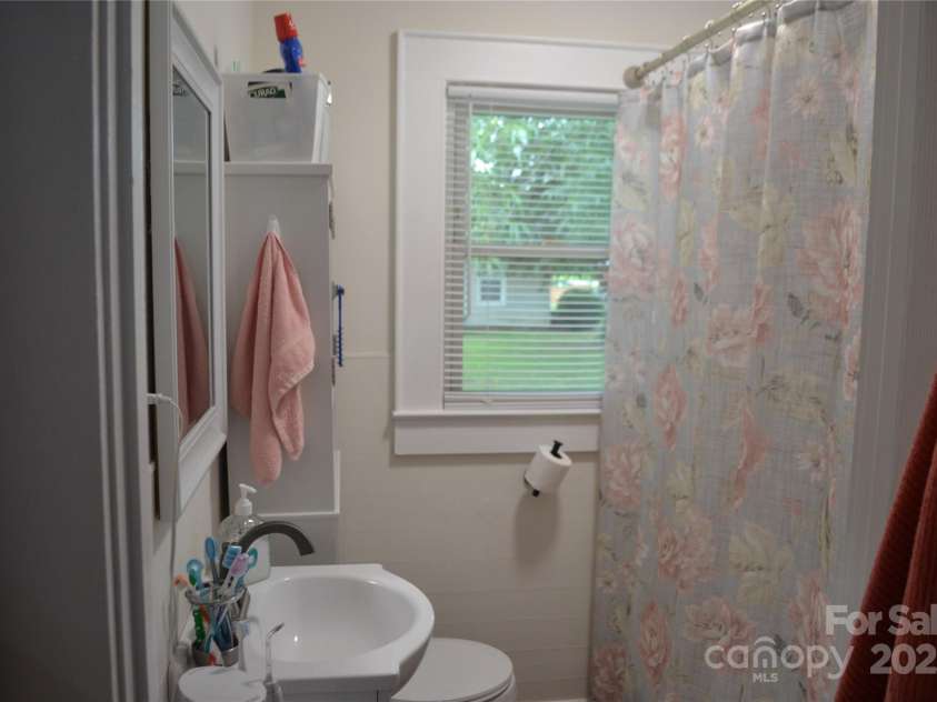 2818 Ridge Avenue, Concord, NC 28025.  MLS# CAR4294735, YatesRealty ID 1085. Bathroom