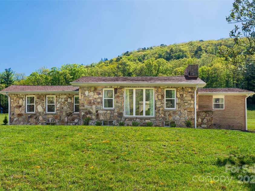 103 Maynards Way, Hendersonville, NC 28792.  MLS# CAR4165451, YatesRealty ID 10851. 