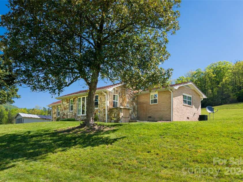 103 Maynards Way, Hendersonville, NC 28792.  MLS# CAR4165451, YatesRealty ID 10851. 