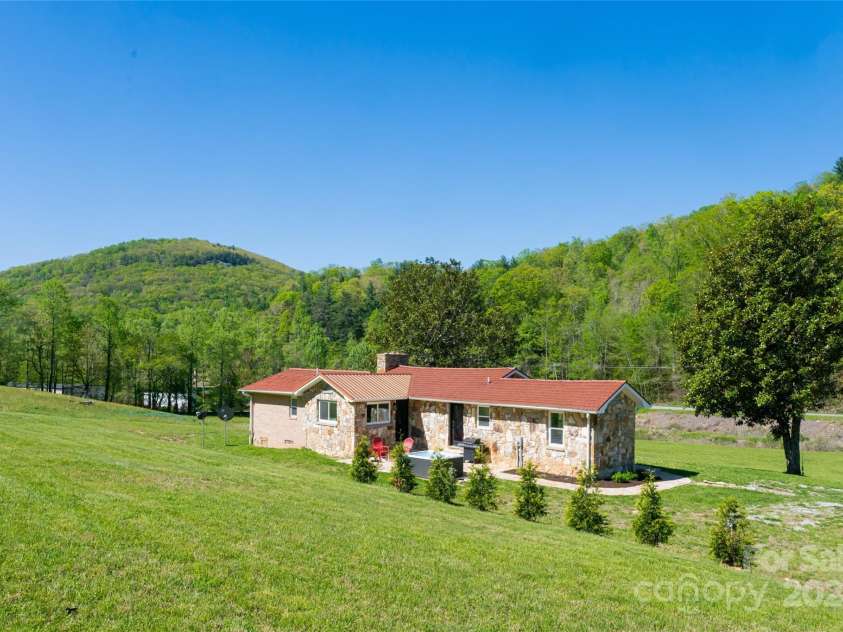 103 Maynards Way, Hendersonville, NC 28792.  MLS# CAR4165451, YatesRealty ID 10851. 