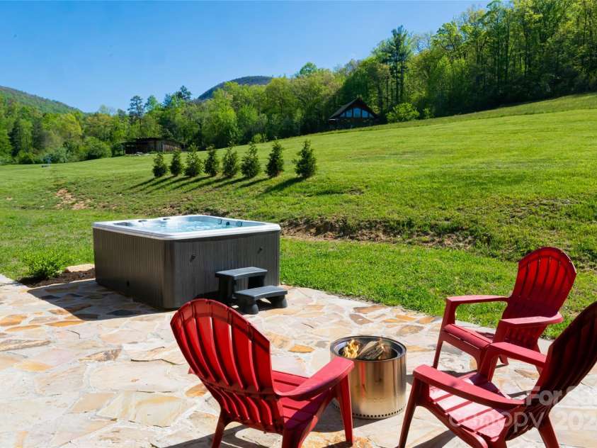 103 Maynards Way, Hendersonville, NC 28792.  MLS# CAR4165451, YatesRealty ID 10851. 