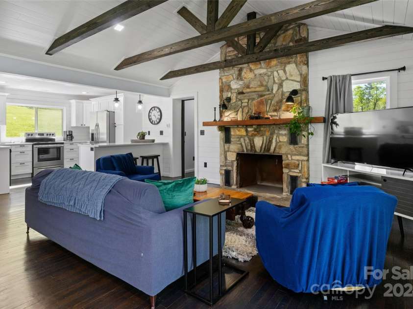 103 Maynards Way, Hendersonville, NC 28792.  MLS# CAR4165451, YatesRealty ID 10851. 