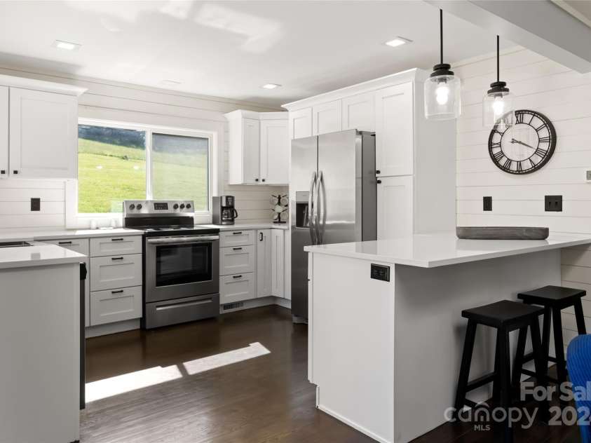 103 Maynards Way, Hendersonville, NC 28792.  MLS# CAR4165451, YatesRealty ID 10851. 