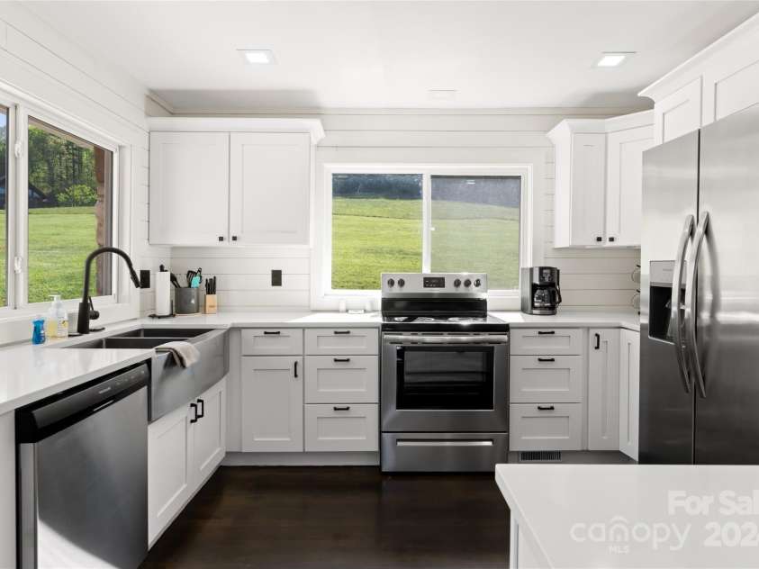 103 Maynards Way, Hendersonville, NC 28792.  MLS# CAR4165451, YatesRealty ID 10851. 